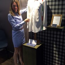 Ulrike Stöckle demonstriert, wie am Kunden Maß genommen wird.