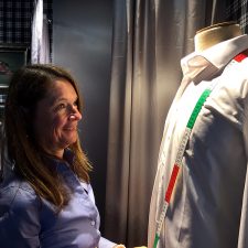 Ulrike Stöckle demonstriert, wie am Kunden Maß genommen wird.