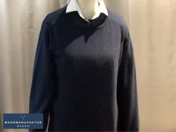 Perfektes Duo: Maßhemd aus dunkelblauer Baumwolle mit Kontrastkragen und -manschette – passend dazu ein nachtblauer Kaschmirpullover